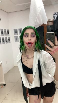 Fantasias Pro Halloween, Harley Quinn Disfraz, Joker Outfit, Harley Quinn Halloween Costume, Halloween Parejas, Joker Halloween, Harley Quinn Halloween, Joker Costume, Cute Halloween Makeup