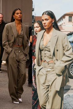 Vintage Women Suits, Runway Suit Women, Streetwear Fashion Runway, Vintage Formal Outfit, Fancy Winter Outfits Classy, Formal Outfit Aesthetic, Suit With Heels, Streetwear High Fashion, Business Streetwear