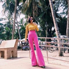 Pants Bell Bottoms, 70s Mode, High Waist Flare Pants, 70s Vintage Fashion, Fashion 70s, 70s Inspired Fashion, Cocktail Outfit, Older Women Fashion, High Waisted Flares