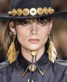 2018 Runway, Runway Pictures, Chic Accessories, Milan Fashion, Fashion Details