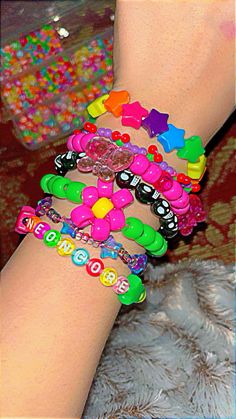 Kidcore Kandi Bracelets, Kandi Star Bracelet, Kidcore Diy, Kandi Kid Aesthetic, Kandi Kid Outfit, Kandi Bracelets Tutorial, Bracelet Kidcore, Kandi Aesthetic, Kidcore Bracelet