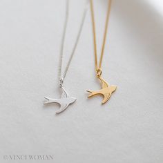 Introducing our elegant Swallow Necklace, crafted from 925 sterling silver and coated with 24ct gold vermeil. This stunning necklace features an 18-inch curb chain and a delicate swallow charm measuring 1.6 cm x 1.6 cm. Presented in a beautiful gift box, this piece is perfect for gifting or treating yourself to a touch of timeless elegance. D E T A I L S ✦ Material: 925 sterling silver with 24ct gold vermeil ✦ Swallow Charm: 1.6 cm x 1.6 cm ✦ Chain: 18-inch curb chain ✦ Packaging: Comes in a bea Wedding Gift Charm Necklaces, Classic Silver Charm Necklace For Wedding, Classic Sterling Silver Charm Necklace For Wedding, Classic Silver Necklace For Wedding Gift, White Gold Wedding Necklace With Hallmark, Gold Charm Necklaces In Sterling Silver For Wedding, Bird Design Necklace As A Gift, Gold Necklace With Bird Design As Gift, Bird Design Pendant Necklace For Gift