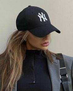 New Era Hat Outfit Women, New Era Cap Outfit Woman, La Cap Outfit, Yankees Cap Outfit, Black Cap Outfit, New Era Outfit