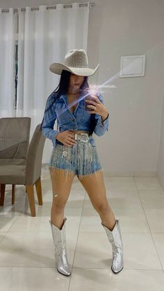 Cowboy Outfits For Women, Traje Cowgirl, Country Fall Outfits, Bad Bunny Concert Outfit, Country Concert Outfit Ideas, Country Chic Outfits, Cute Cowgirl Outfits, Cowgirl Style Outfits, Cute Country