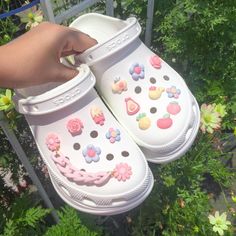 White Crocs, Mode Shoes, Crocs Jibbitz, Cute Sneakers, Hype Shoes