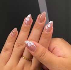 Gold Flowers Nails, Silver Flower Nails, Light Pink Flower Nails, Winter Nail Art Designs, Small Nails, Nail Drawing, Nagel Tips, Simple Gel Nails, Girly Acrylic Nails