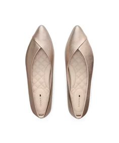 The Goldfinch gold ballet flats have a habit of letting drinks turn into dinner. Find exceptional quality and comfort in Birdies shoes today. Gold Ballet Flats, Pointed Flats, Goldfinch, Gold Leather, Outdoor Wear, Nappa Leather, Birdy, Womens Flats, Ballet Flats