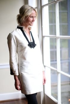 This white tunic is refined, simple, elegant and has a classic twist. From work to evening this tunic transitions perfectly. Image via Devon Baer Design. Simple Tunic Dress, Short Dress Casual, Flax Designs, Beach Tunic Dress, White Kurti, Simple Tunic, Tunic Outfit, Sheer Dresses, Entertaining House