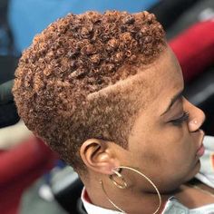 16.Short Natural Hairstyle for Black Women Women Tapered Haircut, Tapered Twa Hairstyles, Short Hairstyle Women Round Face, Twa Haircuts, Combover Hairstyles, Short Black Natural Hairstyles, Short Natural Curls, Tapered Twa, Short Textured Hair