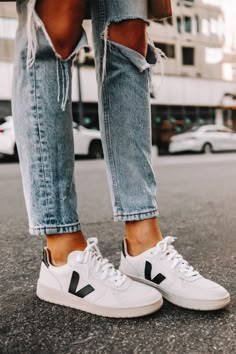 Veja V10, Zapatillas Veja, Sneakers Guide, Black Leather Jacket Outfit, Sneakers Veja, University Outfit Ideas, Sneaker Outfits Women