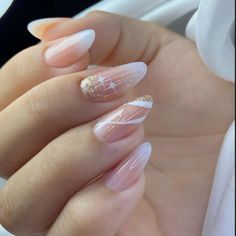 almond / nail art / dourada / detalhe / branca / esfumado / fim de ano / ano novo / delicada Baby Boomers Nails, Classy Nail Designs, Oval Nails, Baby Boomer, Xmas Nails, Green Nails