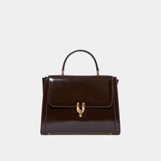 Dimensions : 23x17x6cm / 9x6.6x2.3inch50's inspired glossy calfskin bag with brass Diapason clasp. Created in collaboration with Laurence Fortin-Côté, this bag is inspired by her chic and vintage style. Can be carried by hand or on the shoulder with its adjustable leather shoulder strap. Made in Italy. My Style Bags, Fancy Bags, Purse Brands, Pretty Bags, Best Sneakers, Cute Bags, Suitcases, Small Leather Goods, Cowhide Leather