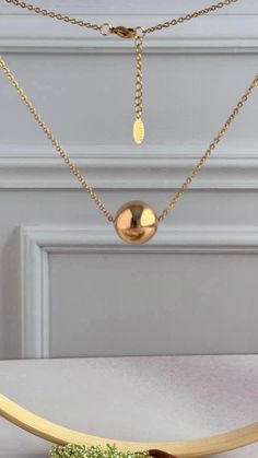 Adéntrate en un mundo de sofisticación atemporal con nuestro collar de cadena con dijes de cuentas doradas Golden Elegance. Esta exquisita pieza combina a la perfección el diseño clásico con el estilo moderno, con brillantes cuentas doradas y encantadores detalles que realzan cualquier conjunto.

 Dimensiones:


 Tamaño de la cuenta: 18 mm


 Longitud de la cadena: Disponible en 16 y 18 pulgadas. Charm Chain, Gold Beads, Chain Lengths, Chain Length, Bead Charms, Classic Design, Chain Necklace, Collar, Beads