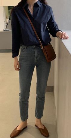 Minimalist Office Outfits Women, Clean Look Outfit Minimal Classic, Romantic Minimalist Style, Minimalist Spring Outfits, Ootd Work, Blue Work Shirt, Look Jean, Minimalist Fashion Women, Casual College Outfits