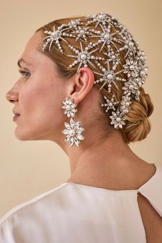 All the stars in the sky captured in this single petite comb. This star created from Swarovski crystals and faux pearls shine bright and will be the finishing touch to your holiday look. Made in NYC Lelet Ny, Glam Boho, Stars In The Sky, Blusher Veil, Halo Headband, Comb Set, Headband Jewelry, Cocktail Jewelry, Bridal Headpiece