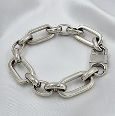 PRODUCT DESCRIPTION Chunky bracelet woman I statement bracelet silver I Bracelet for woman I chunky chain bracelet silver. This chunky and bold silver statement bracelet is a necessary accessory in your daily combination, it's simply chic and resistant with a carabiner closure which creates the perfect look! MEASUREMENT AND SIZE (in the picture) ✦The total length of the bracelet is 7 inches (18cm). choose length from the drop-down menu. ✦Link size is 22mm*15mm MATERIAL Thick silver plating over Chain Link Bracelet Silver, Chunky Silver Bracelet, Bracelet Thick, Geometric Bracelet, Silver Link Bracelet, Silver Bracelets For Women, Chunky Bracelet, Chunky Bracelets, Simply Chic