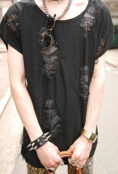 DIY Distressed Shirt | The Fashion Foot Diy Goth Clothes, Ripped Shirts, Diy Clothes Refashion, Ellie Saab, Scene Outfits