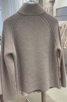 Découvrez notre somptueux cardigan en fourrure de vison véritable, disponible dans des teintes élégantes de blanc et de gris. Son design intemporel ajoute une touche de chic à votre style, tout en vous offrant une chaleur incomparable lors des journées froides. Facile à porter, cette pièce deviendra l'essentiel de votre garde-robe, alliant luxe, confort et élégance. Affirmez votre style avec ce cardigan d'une qualité exceptionnelle. SIZE IN CM BUST SLEEVE LENGTH S 96 65 57 M 100 66 58 L 104 67 5 Luxury Beige Sweater For Fall, Elegant Beige Turtleneck Outerwear, Elegant Gray Turtleneck Sweater, Elegant Gray Cashmere Sweater, Elegant Turtleneck Winter Cardigan, Elegant Turtleneck Cardigan For Winter, Zermatt, Parka, Porter