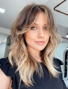 Feathered Hairstyle with Curtain Bangs Soft Wavy Hair, Layered Haircuts With Bangs, Bob Hairstyles With Bangs, Bangs With Medium Hair, Fringe Hairstyles, Trendy Haircuts, Long Wavy Hair, Short Hair With Bangs, Haircuts With Bangs