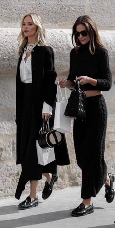 Fashion Trend Forecast, Black White Outfit, Woman Outfit, Dress Design Sketches, Paris Outfits, Autumn Street Style, Photography Portrait, Weekend Outfit, 가을 패션