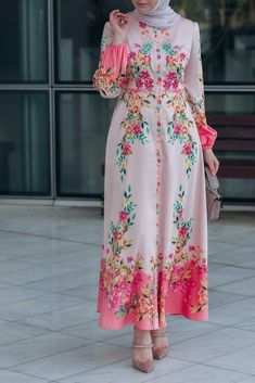 Cemile floral print maxi dress with long sleeve and front button fastening - ANNAH HARIRI Golden Prom Dress, Annah Hariri, Long Sleeve Floral Maxi Dress, Muslim Dresses, Modest Maxi Dress, Modesty Fashion, Abaya Dress, Modest Wear, Tunic Style