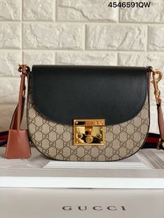 Gucci Padlock, Gucci Brand, Fancy Bags, Canvas Shoulder Bag, Gucci Bags, Saddle Bags, Purse Wallet, Gucci Bag, Luxury Bags