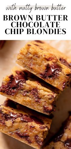 chocolate chip blondies on brown parchment paper. Best Blondies Recipe, Blonde Brownies, Chocolate Blondies, Brown Butter Chocolate Chip, Brown Butter Cookies, Brown Butter Chocolate Chip Cookies, Chocolate Chip Blondies, Slow Cooker Desserts, Blondies Recipe