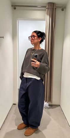 Fits With Ugg Boots, How To Style Uggs Boots, Sweater Outfits Streetwear, Brown Glasses Outfit, Sweater Streetwear Outfits, Modest Outfits Streetwear, Brown Uggs Outfit Winter, Modest Fashion Streetwear, Sweater And Uggs Outfit