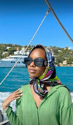 Beach Head Scarf, Black Woman Luxury Aesthetic, Yacht Outfit, Silk Scarf Outfit, Luxury Silk Scarves, Silk Scarf Style, Classy Winter Outfits