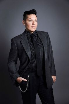 Sara Ramirez Mama Morton, Androgynous Fashion Women, Sara Ramirez, Lesbian Outfits, Androgynous Outfits, Tomboy Chic