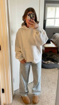 Comfy Clean Outfits, Super Simple Outfits For School, Hoodie Sweatshirt Outfit, Warm Outfit Ideas For School, Fall Sweats Outfits, Cream Wide Leg Sweatpants Outfit, Outfits For When You Feel Insecure, Cozy Jeans Outfit, Cozy Church Outfit