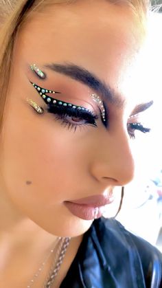 frannestilistamakeup on Instagram: Fuerte, firme, estable. 💪 Delineados con piedras 🥰 #delineados #glitter #pigmentos #piedras #maquillajedenoche #maquillajeartistico… Peinados Recogidos, Makeup Inspo, Makeup Ideas, Rihanna, Ear Cuff, Eye Makeup, Glitter, Nails