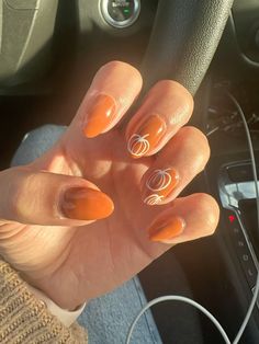 Pumpkin design nails for fall/autumn Thanksgiving Inspo Nails, Oval Thanksgiving Nails, Fall Nails With A Pumpkin, Cute Fall Pumpkin Nails, Brown Nails With Pumpkin, Autumn Nails Easy Simple, Preppy Thanksgiving Nails, Easy Pumpkin Nail Designs, Fall Nails Pumkin