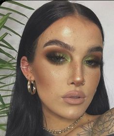 Sophie Floyd, Cake Makeup, Fake Friend, Face Cake, Makeup Skills, Glam Glow, Green Makeup, Merry Christmas Eve, Makeup Stuff