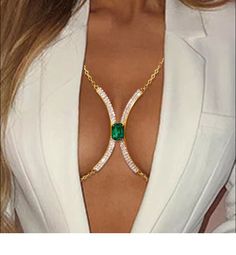 Bra chain Jóias Body Chains, Bra Jewelry, Gold Body Chain, Gold Body Jewellery, Chain Bra, Body Chains, Green Square, Jewelry Tattoo, Boho Green