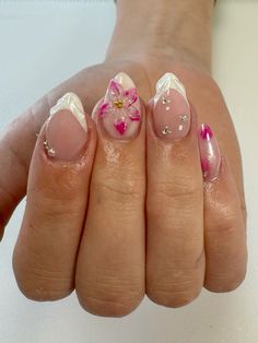 Nails Acrylic Almond Design Ideas, Almond 3d Flower Nails, Summer 3d Flower Nails, Almond 3d Nails, Almond Nails Pink And White, 3d Almond Nails, Nail Art Designs Chrome, Short White Nails Design Ideas, Chrome Nails With Flowers