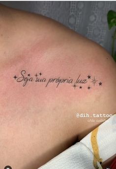 the back of a woman's shoulder with an inscription written in spanish on it