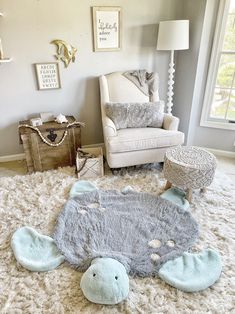 a living room filled with furniture and a rug on top of a white area rug