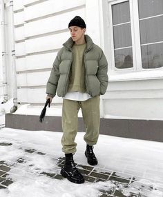 150 Winter Outfits Men Streetwear: Stylish Ideas for 2024 – Grand Goldman Mens Platform Converse Outfit, Snow Men Outfit, Men Puffer Jacket Outfit, Snow Outfit Men, Winter Puffer Jacket Outfits, Puffer Jacket Outfit Men, Winter Outfits Men Streetwear, Winter Jacket Outfits, Outfits Men Streetwear