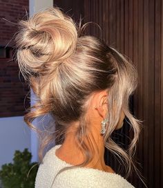 These 20 Cute Summer Hairstyles Will Be Everywhere This Season Low Space Buns, Work Hairstyles For Long Hair, High Messy Bun, Mom Beauty, Guest Hair