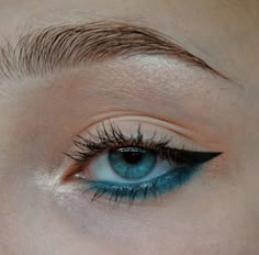 Blue Liner Under Eye, Eyeliner Colors For Blue Eyes, Undereye Eyeshadow Makeup, Blue Undereye Makeup, Blue Under Eye Makeup, Light Blue Eyeliner, Deep Set Eye Makeup, Blue Eyeliner Looks, Maquillage On Fleek