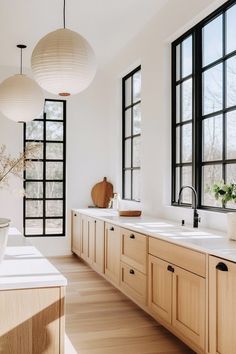 Modern Scandi kitchen featuring white oak cabinetry and minimalist decor. Oak Kitchen Modern, Oak Flooring Kitchen, Scandi Kitchen Design, Oak Cabinet Makeover, Modern Scandi Kitchen, Oak Floor Kitchen, Kombuis Idees, Kitchen Cabinets Designs, Modern Kitchen Makeover