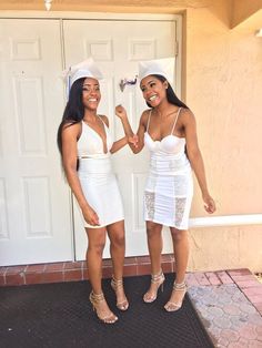 ✨Pinterest: foreveryoung578✨ Masters Graduation Pictures, Women In White, Go Best Friend, Graduation Photoshoot, Bff Goals, Prom Pictures