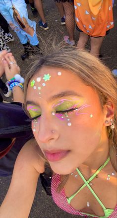 eye makeup Festival Makeup Aesthetic, Winx Club Theme Party, Winx Birthday Party Ideas, Winx Makeup Inspired, Flora Winx Nails, Bloom Winx Club Makeup