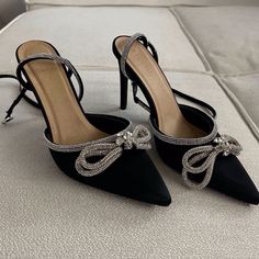 Old Hollywood Shoes, Fancy Black Heels, Mach And Mach Heels, Expensive Heels, Black Bow Heels, Shoes With Bows, Weird Shoes, Black Heels With Bow, Classy Heels