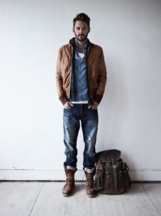 ... Herren Style, Mens Fashion Rugged, Outfit Design, Man Standing, Casual Look, Men's Grooming