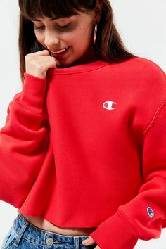 Slide View: 4: Champion & UO Crew-Neck Cropped Sweatshirt Red Crewneck Outfit, Crew Neck Outfit, Fall Szn, Crewneck Outfit, 20 Outfits, Beachy Outfits, Red Crewneck, Champion Crewneck, 90s Outfit