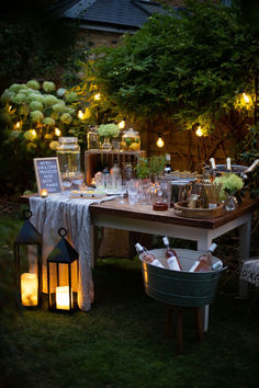 dining outdoors with festoons, lanterns and candles Birthday Party Food Buffet, Food Buffet Ideas, Beverage Station Party, Garden Party Ideas, Backyard Engagement Parties, Backyard Dinner Party, Buffet Party, Drink Display, Buffet Ideas