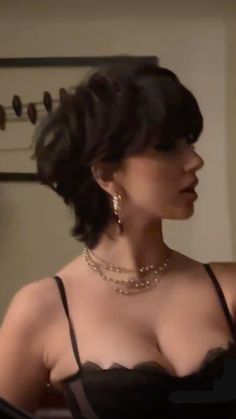 Brunette grown out pixie cut Latina Pixie Cut, Pixie Haircut Aesthetic, Light Mullet, Grown Out Pixie Hairstyles, Grown Out Mullet, Grown Out Pixie Cut, Brown Pixie Hair, Mullet Pixie, Haircut 2025