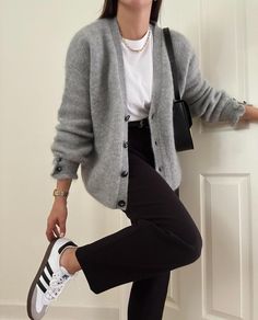 Look Adidas, Business Casual Outfits For Work, Mode Inspo, Grey Cardigan